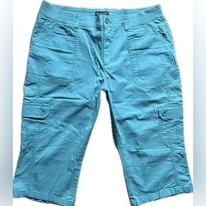 Lee Women's Aqua blue Relaxed Fit Mid Rise Cargo Capris. Excellent condition.